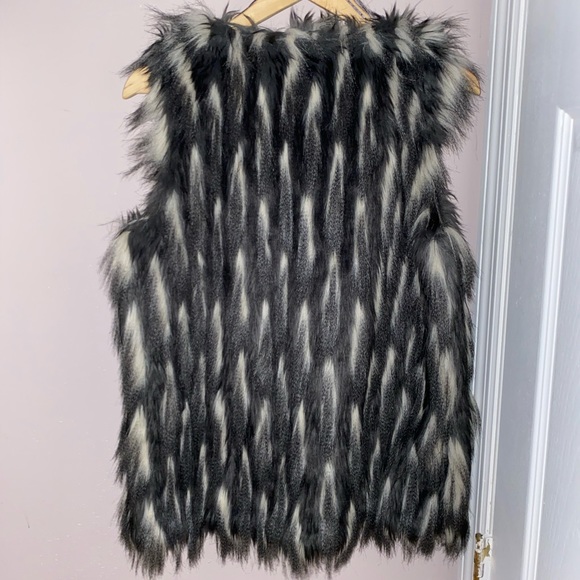 Romeo + Juliet Faux Fur Vest - Picture 2 of 7